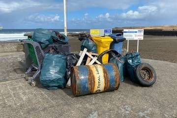 Una joven estudiante promueve una limpieza de la playa de La Restinga (Telde)/TA.